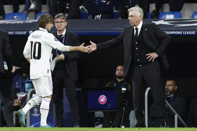 Modric dona la mà a Ancelotti / Foto: EFE - Rodrigo Jimenez