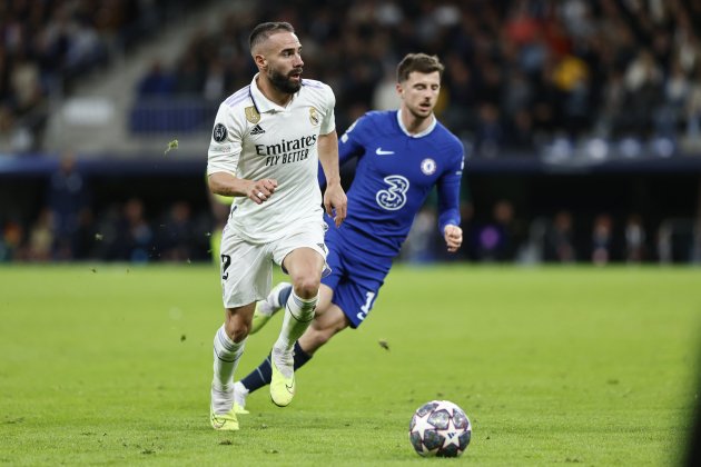 Dani Carvajal conduce balón ante Chelsea / Foto: EFE - Rodrigo Jimenez