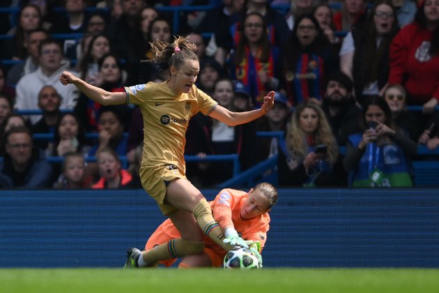 Caroline Graham Hansen intenta superar portera Chelsea Barça femenino / Foto: EFE - Daniel Hambury
