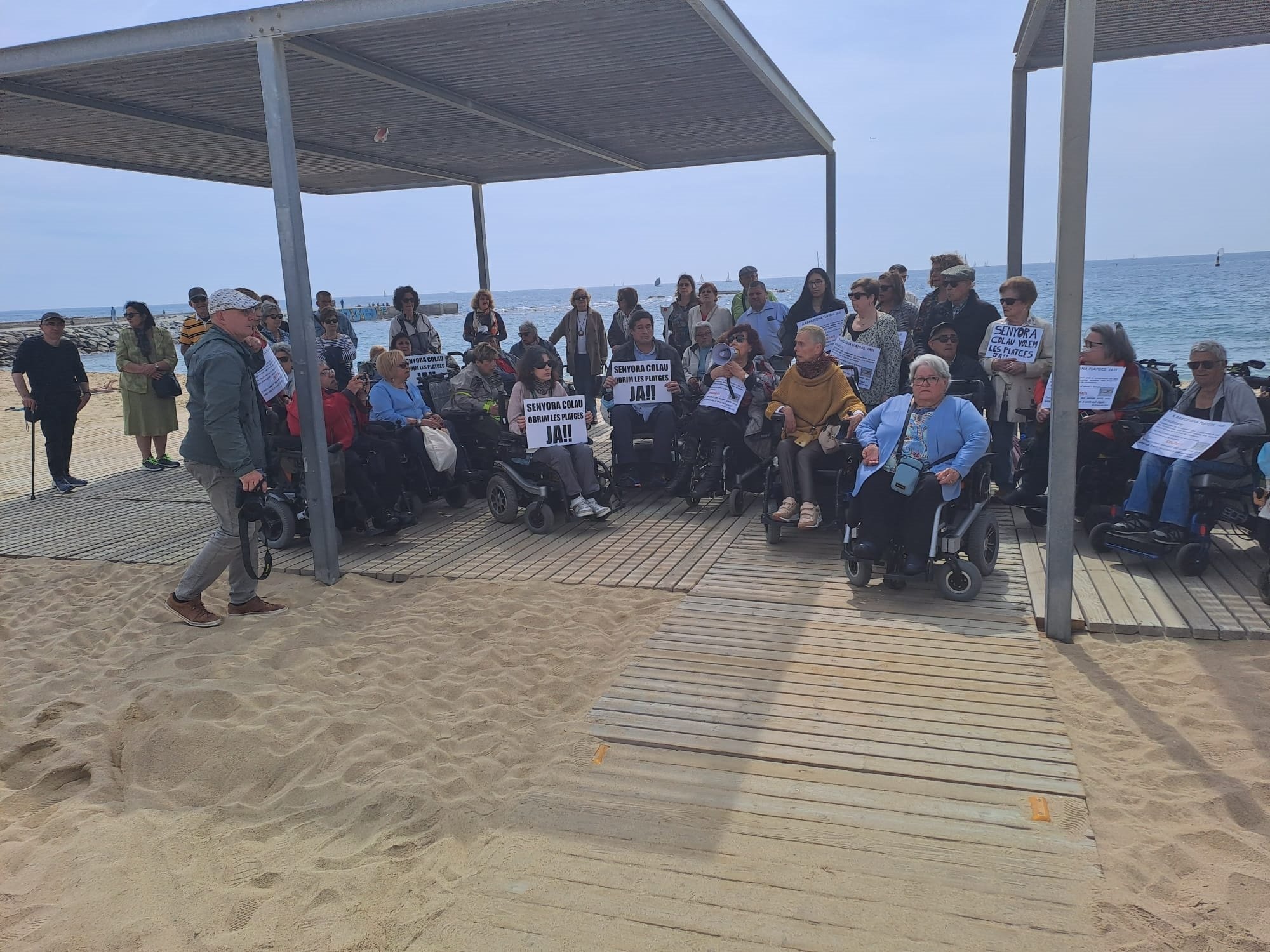 Persones amb mobilitat reduïda exigeixen a Colau mesures per poder banyar-se a les platges
