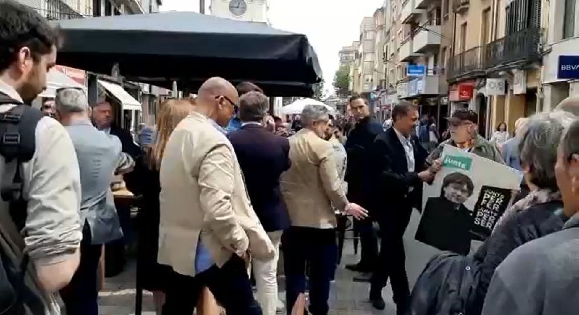 Zasca a Bolaños en una visita en el Vendrell: "Puigdemont, el nostre president" | VÍDEO