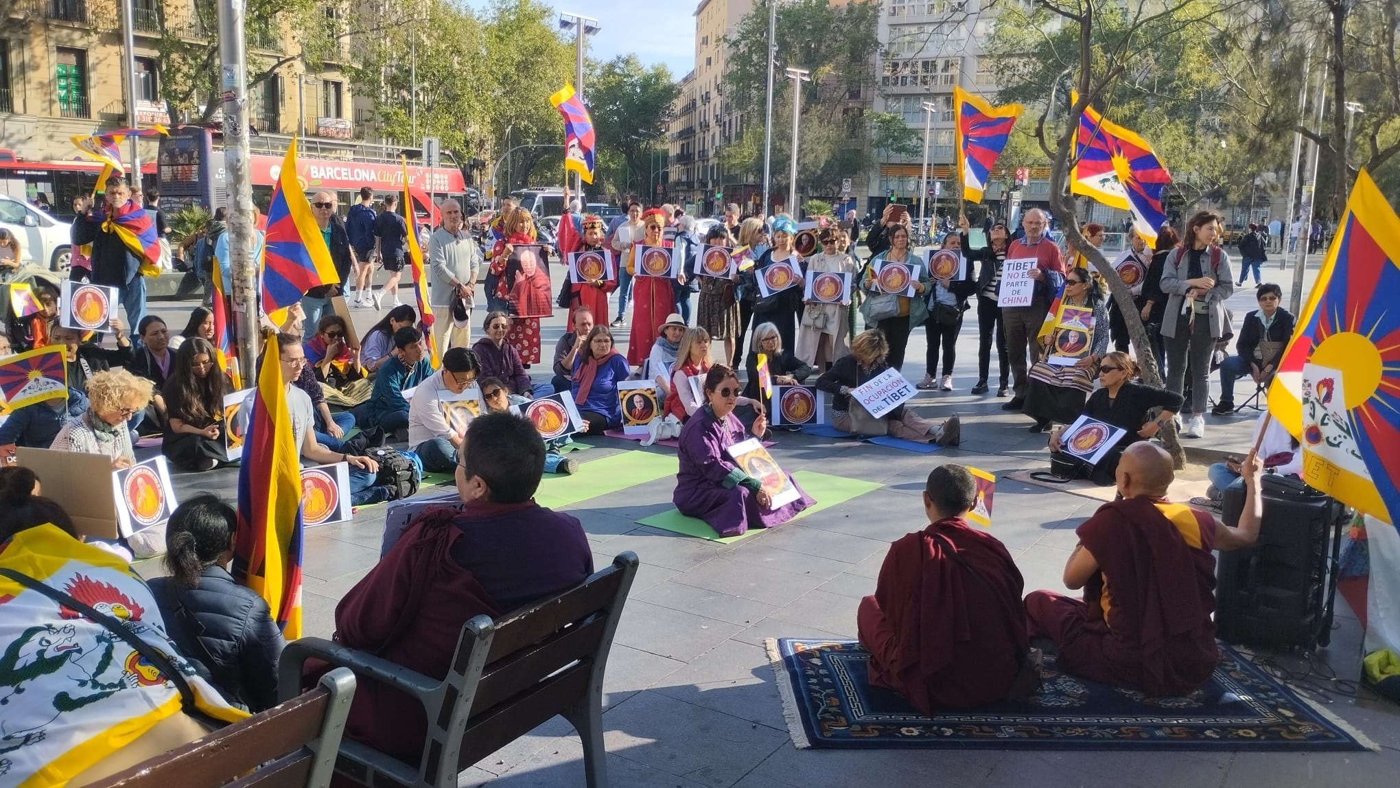 Decenas de personas se manifiestan en Barcelona en apoyo al Dalái Lama