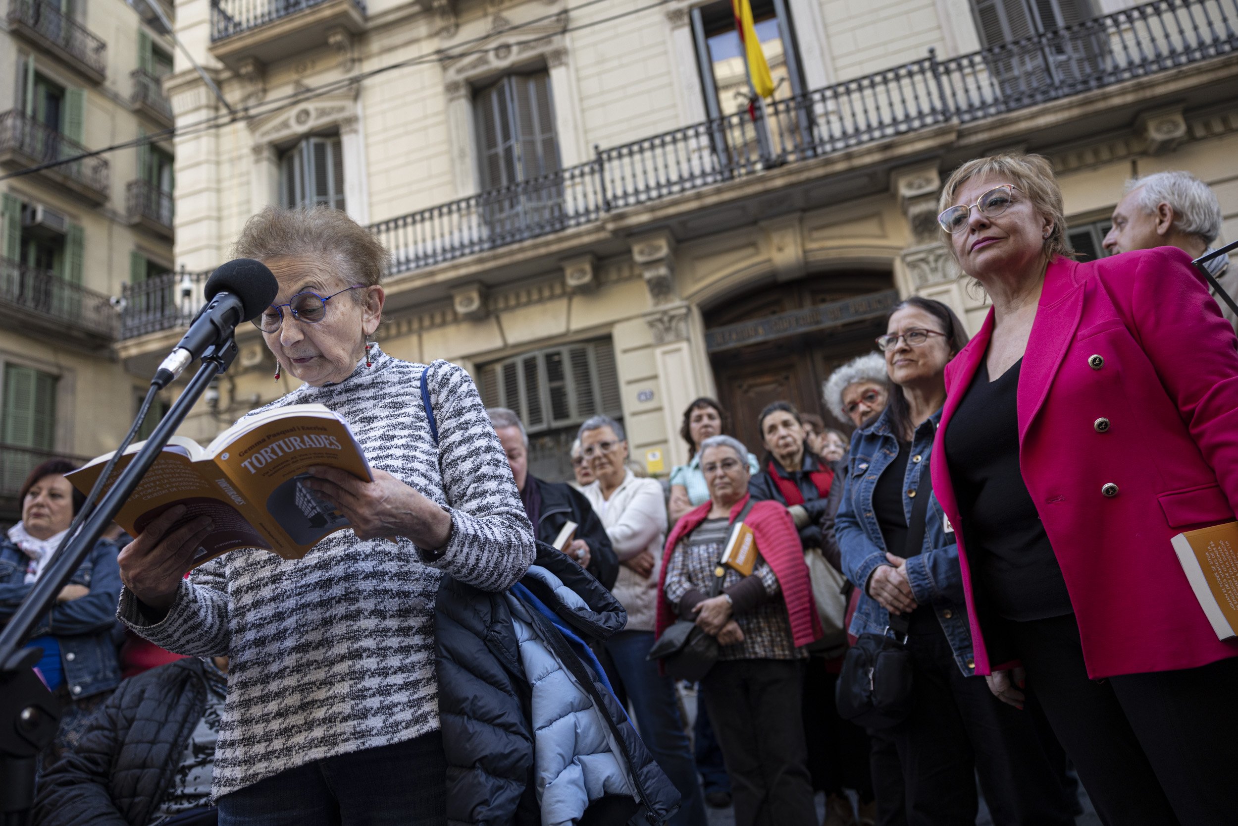 Mantenen la concentració contra la comissaria de Via Laietana, prohibida per la Junta Electoral