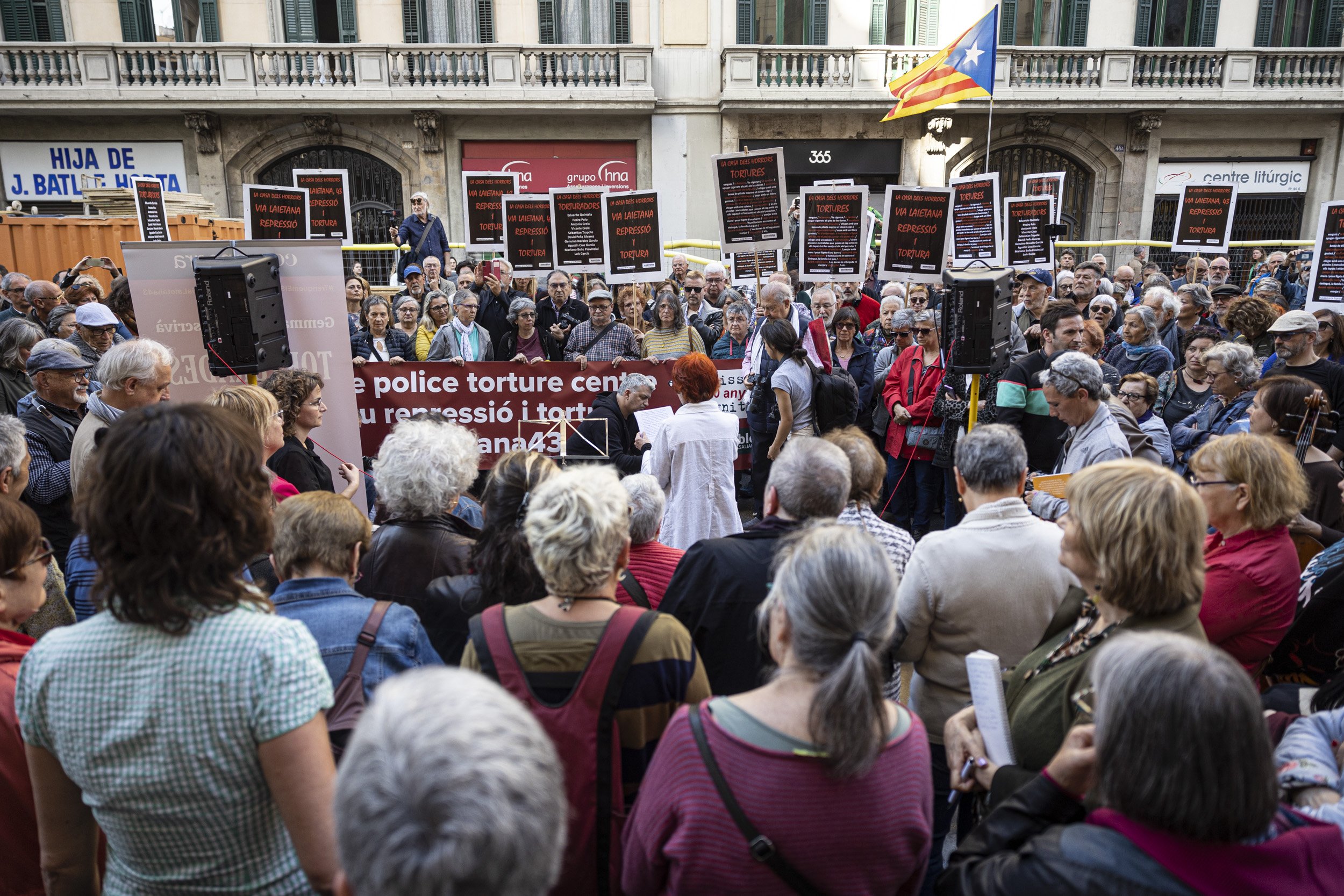 Crits d'"independència" davant la Prefectura de Via Laietana en l'acte d'homenatge a dones torturades