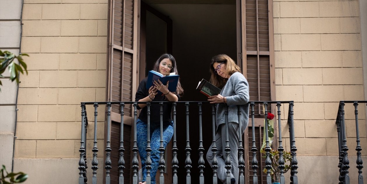 EuropaPress 2875677 dos jovenes leen balcon casa ocasion diada sant jordi costumbre regalar EuropaPress 2875677 dos jovenes leen balcon casa ocasion diada sant jordi costumbre regalar
