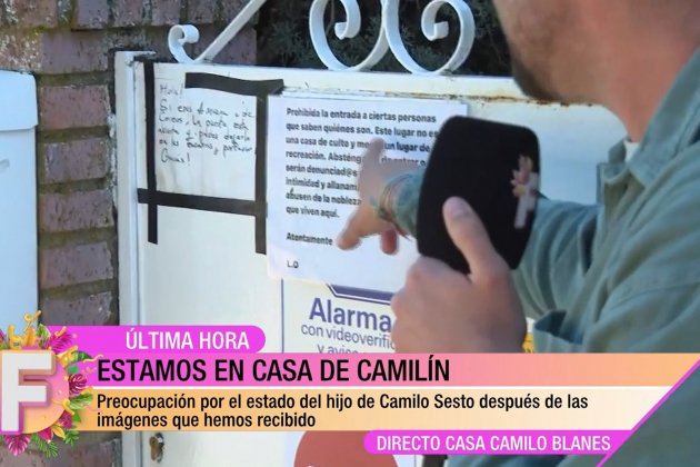 Cartell a casa de Camilín vetant el pas a camells, Telecinco