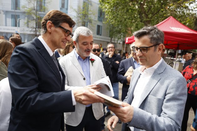 Salvador Illa regala un llibre a Felix Bolaños per Sant Jordi 2023. Foto: Montse Giralt Salvador Illa regala un llibre a Felix Bolaños per Sant Jordi 2023. Foto: Montse Giralt
