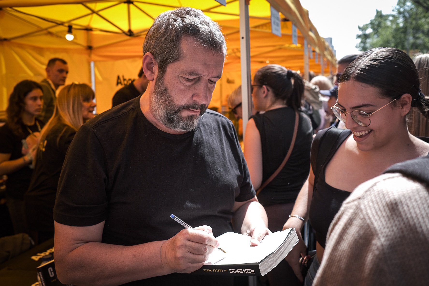 Signatures de llibres, Carles Porta, Sant Jordi 2023. Foto: Carlos Baglietto