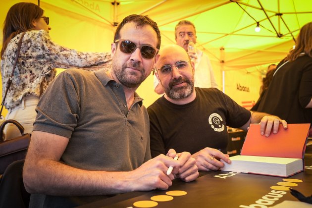Signatures de llibres, La Sotana, Joel Díaz Modgi, Sant Jordi 2023. Foto: Carlos Baglietto Signatures de llibres, La Sotana, Joel Díaz Modgi, Sant Jordi 2023. Foto: Carlos Baglietto