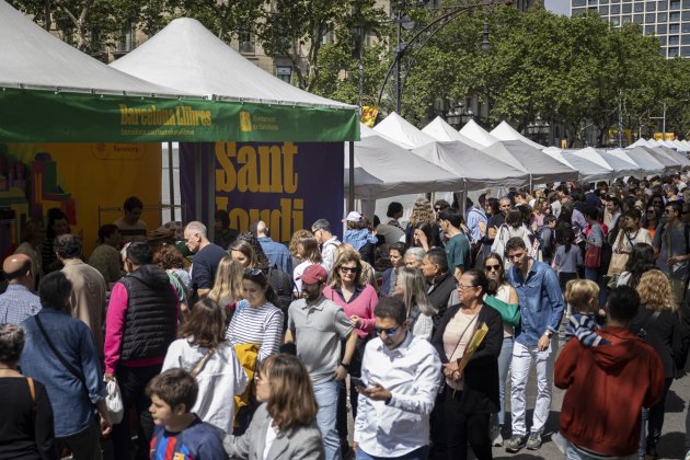 Més fotos d'ambient diada Sant Jordi 2023 (5). Foto: Montse Giralt Més fotos d'ambient diada Sant Jordi 2023 (5). Foto: Montse Giralt