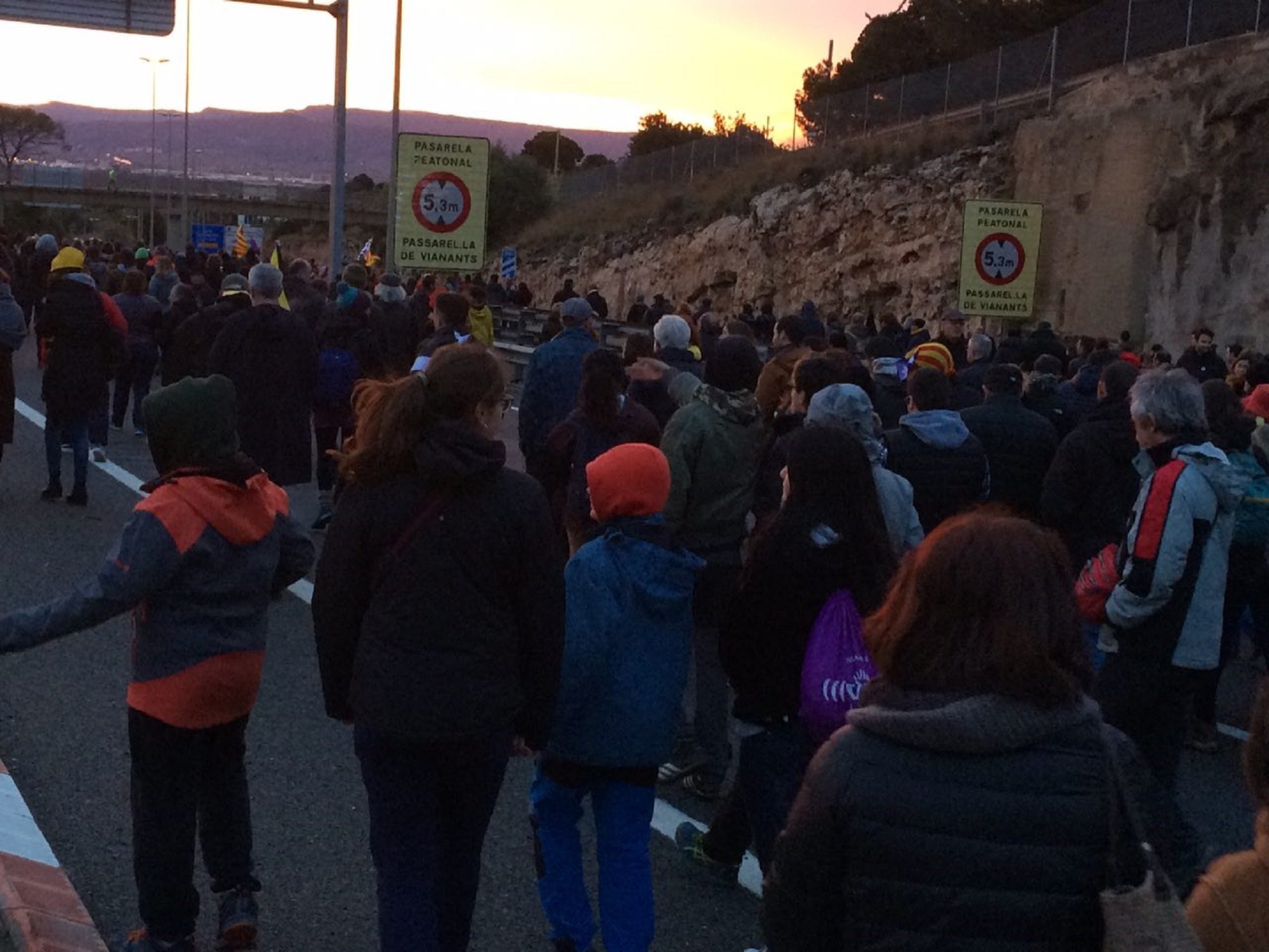 Els CDR de Tarragona tallen l'A-7 demanant la llibertat dels presos