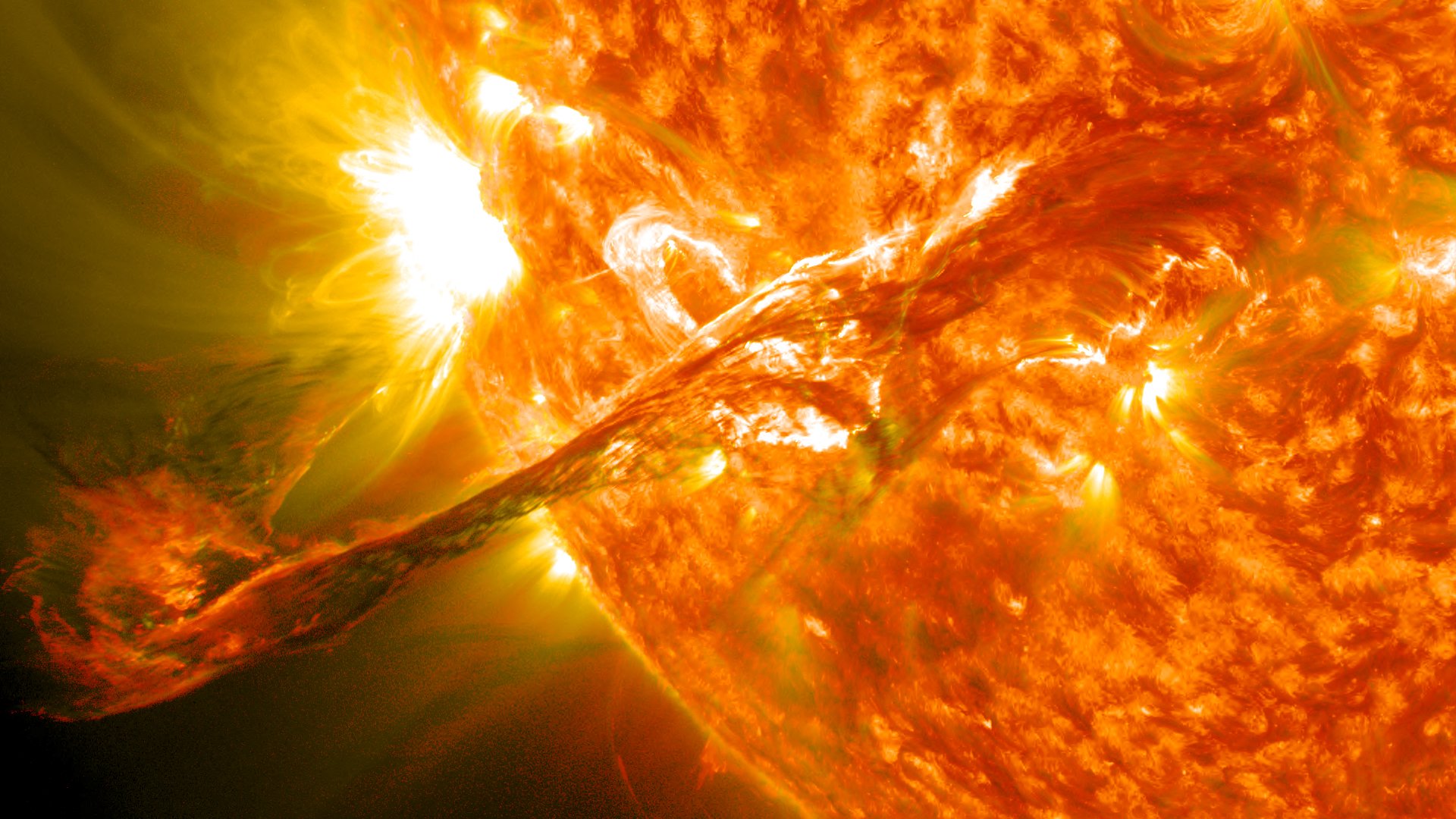 ¿Tormenta solar el 23 de abril? Una teoría viral prevé el desprendimiento de capas del sol