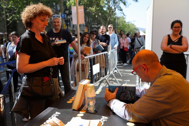 Xavier Bosch signant el seu llibre per Sant Jordi / Eva Parey Xavier Bosch signant el seu llibre per Sant Jordi / Eva Parey