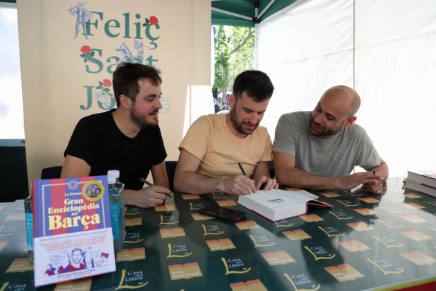 Signatura de llibre de La Sotana Sant Jordi amb Andreu Juanola, Manel Vidal i Enric Gusó / Eva Parey