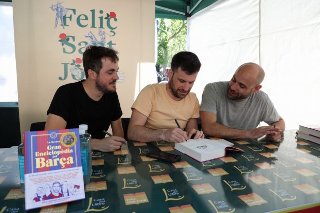 Signatura de llibre de La Sotana Sant Jordi amb Andreu Juanola, Manel Vidal i Enric Gusó / Eva Parey Signatura de llibre de La Sotana Sant Jordi amb Andreu Juanola, Manel Vidal i Enric Gusó / Eva Parey