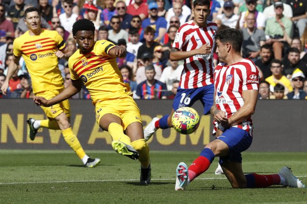 Alejandro Balde chutando durante el Barça - Atlético de Madrid / Foto: EFE