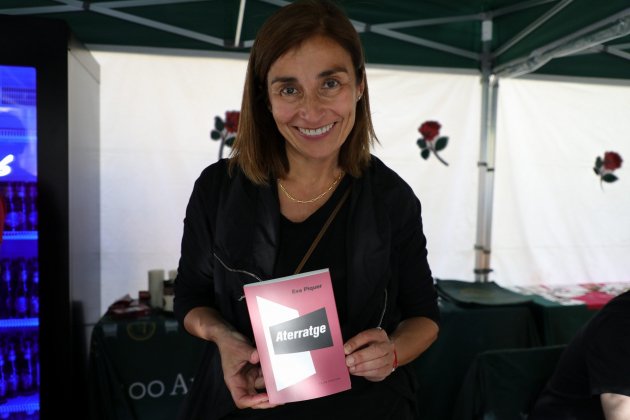 Eva Piquer amb el seu llibre Aterratge Sant Jordi / Eva Parey Eva Piquer amb el seu llibre Aterratge Sant Jordi / Eva Parey
