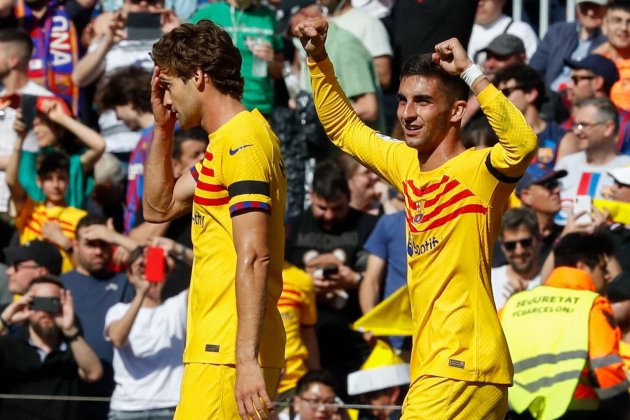 Marcos Alonso i Ferran Torres celebrant un gol davant de l'Atlètic de Madrid / Foto: EFE