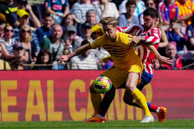 Frenkie de Jong durant el Barça - Atlètic de Madrid davant de Rodrigo De Paul / Foto: EFE