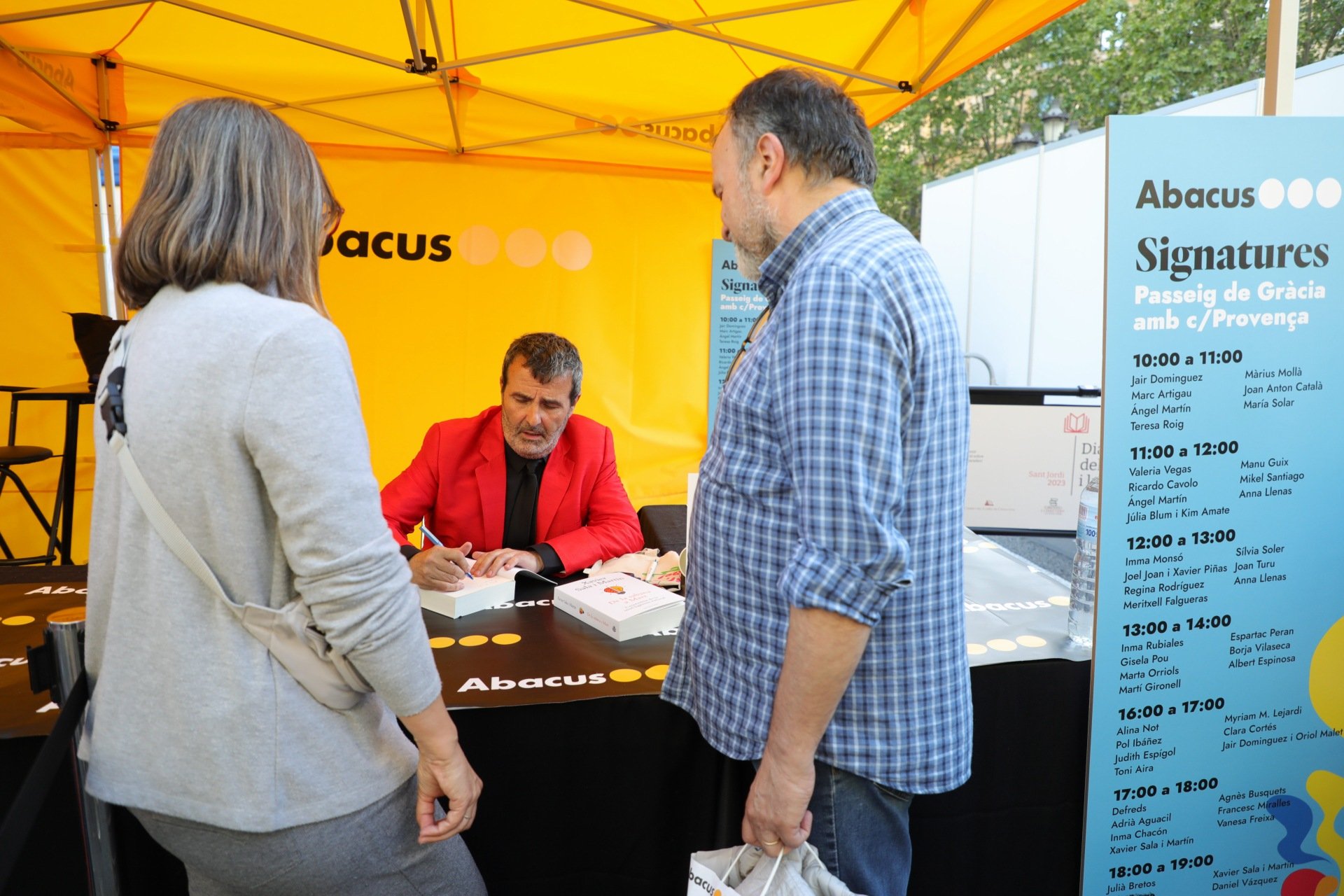 Xavier Sala Martin signatures Sant Jordi 2023 / Eva Parey Xavier Sala Martin signatures Sant Jordi 2023 / Eva Parey