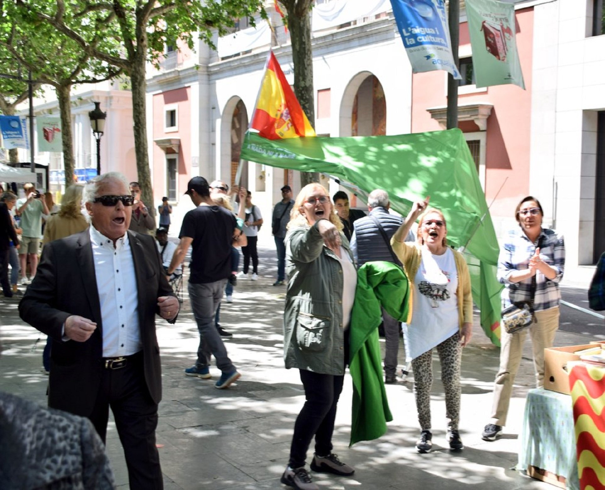 Tensión en Lleida por una carpa de Vox | VÍDEO