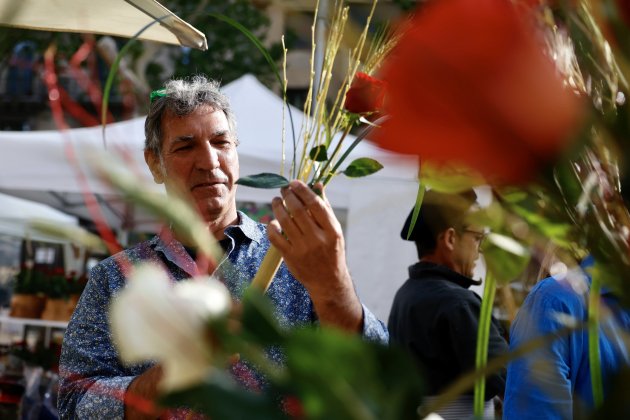 Sant Jordi 2023 roses llibres autors ambient Barcelona / Foto Montse Giralt