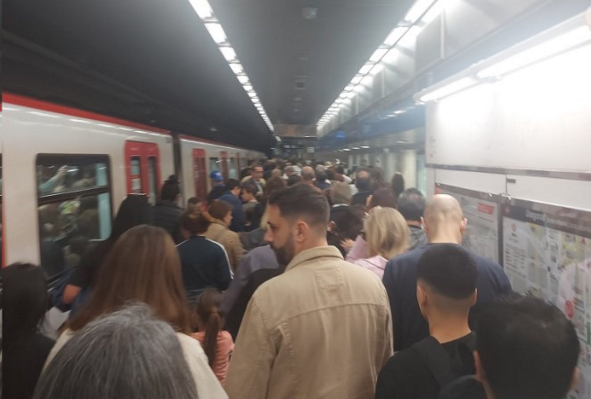 Col·lapse al metro de Barcelona per la superilla de Sant Jordi