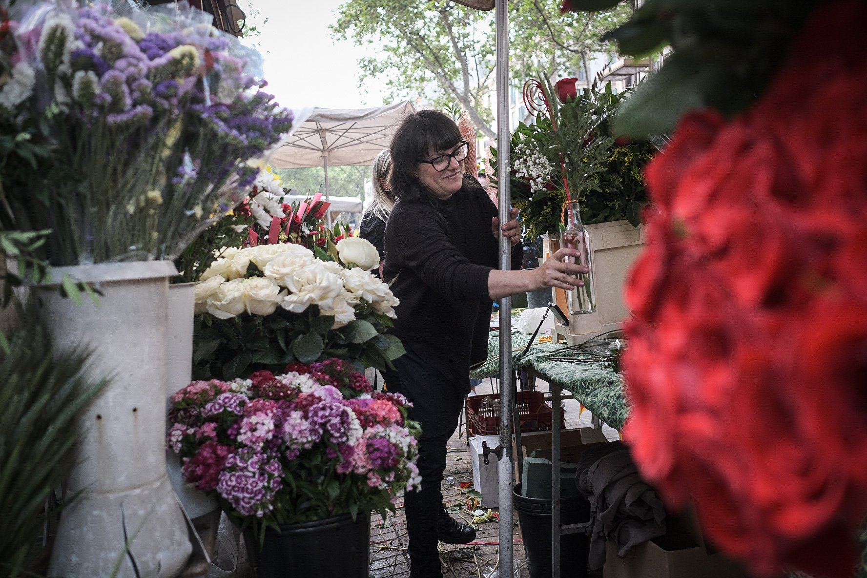 Sant Jordi 2023 roses llibres autors ambient Barcelona / Foto: Carlos Baglietto