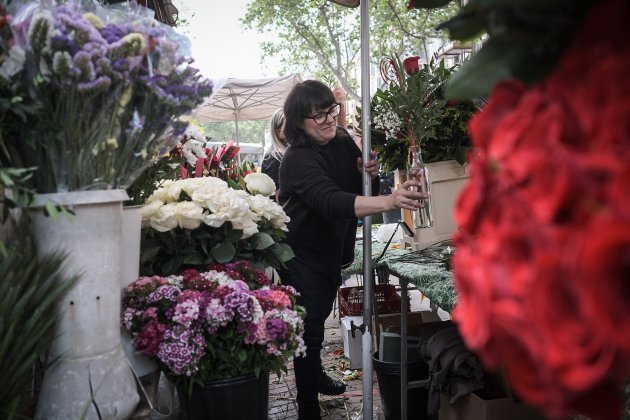 Sant Jordi 2023 rosas libros autores ambiente Barcelona / Foto: Carlos Baglietto