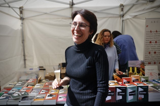 Sant Jordi 2023 rosas libros autores ambiente Barcelona / Foto: Montse Giralt
