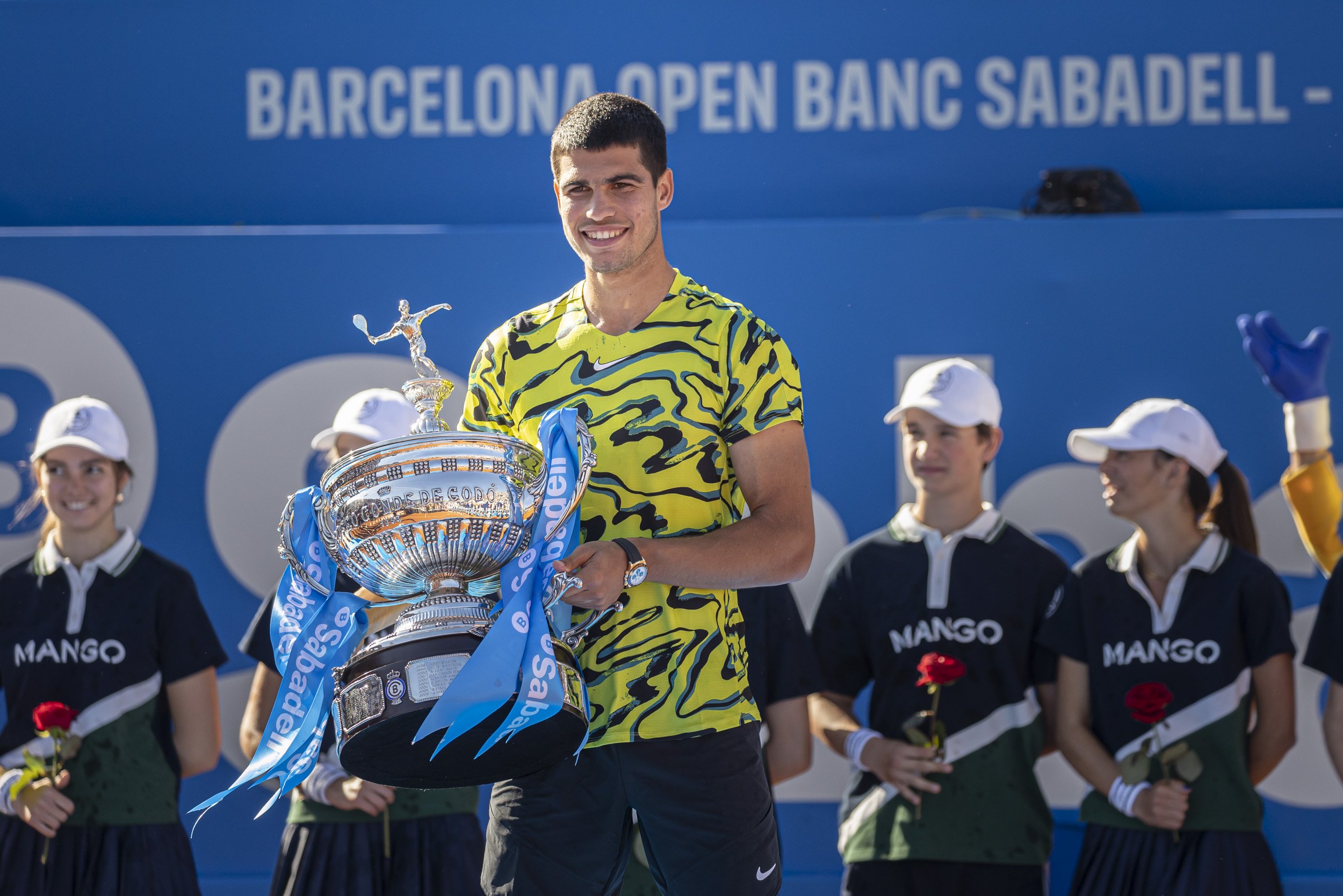 Un Carlos Alcaraz soberbio destroza a Stefanos Tsitsipas y levanta su segundo Barcelona Open Banc Sabadell