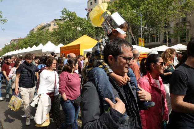 Sant Jordi 2023 rosas libros autores ambiente Barcelona / Foto: Eva Parey