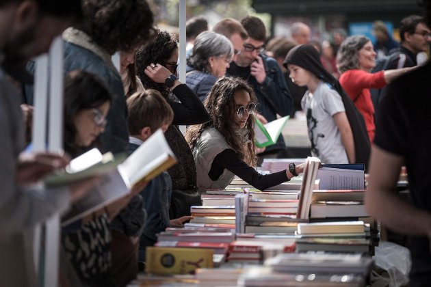 Sant Jordi 2023 rosas libros autores ambiente Barcelona / Foto: Carlos Baglietto