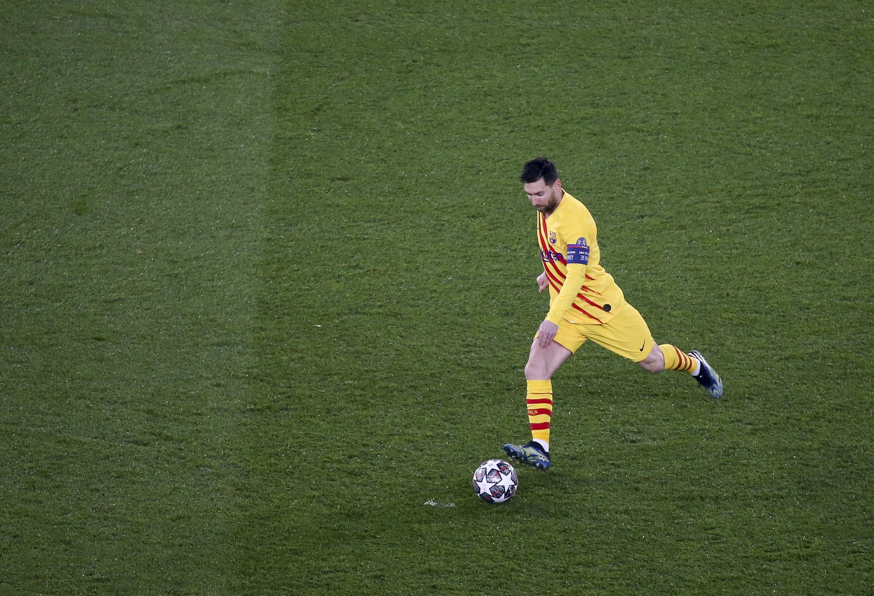 Messi no arriba sol al Barça, que intensifica les negociacions a Anglaterra pel número 2 de Xavi