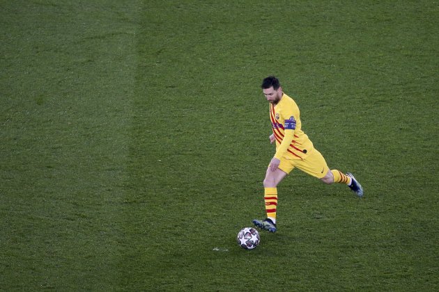 Messi chutando una falta en su etapa cono el Barça / Foto: Europa Press