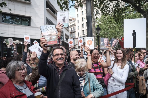 Sant Jordi 2023 roses llibres autors ambient Barcelona / Foto: Carlos Baglietto Sant Jordi 2023 roses llibres autors ambient Barcelona / Foto: Carlos Baglietto