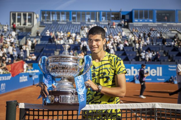 Carlos Alcaraz trofeo Barcelona Open Banc Sabadell 2023 / Foto: Montse Giralt