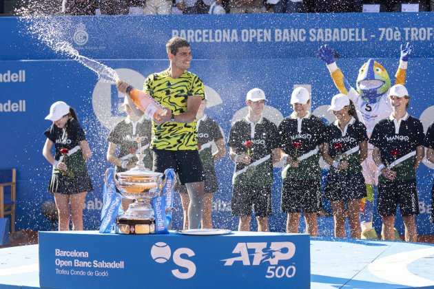 Carlos Alcaraz trofeo Barcelona Open Banco Sabadell 2023 / Foto: Montse Giralt