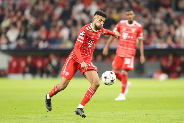 Mazraoui chutando durante un partido del Bayern de Munich / Foto: Europa Press
