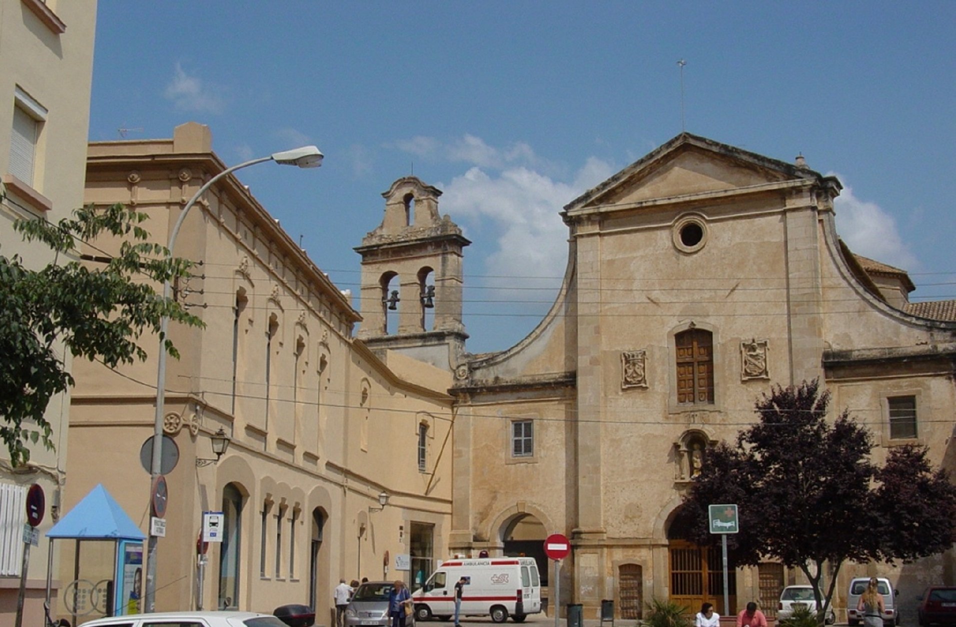 Deixen un maletí amb 64.000 euros a la porta de l’Hospital Sant Antoni Abat de Vilanova i la Geltrú