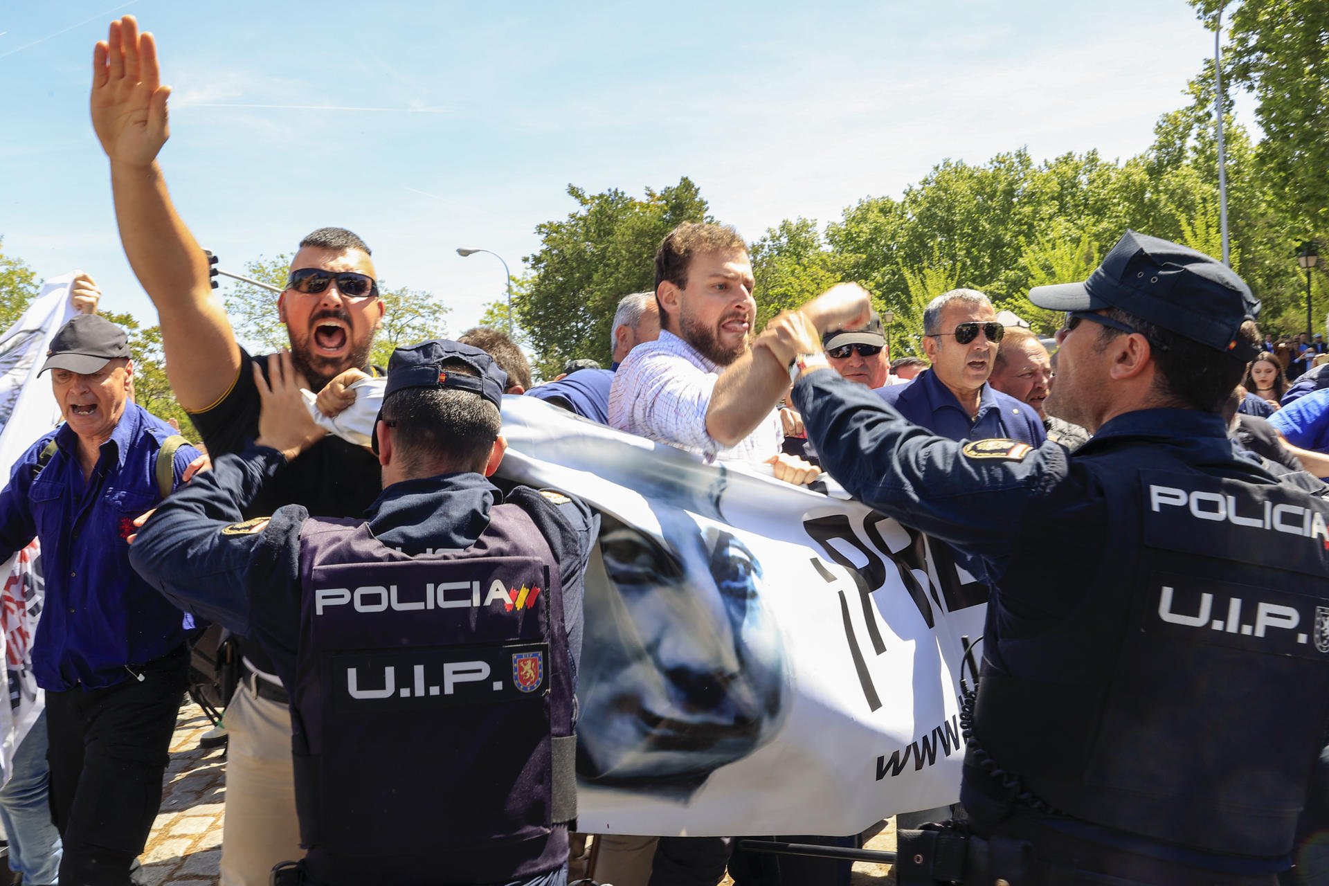 Primo de Rivera, incinerat i enterrat a Madrid entre càntics i aldarulls de falangistes