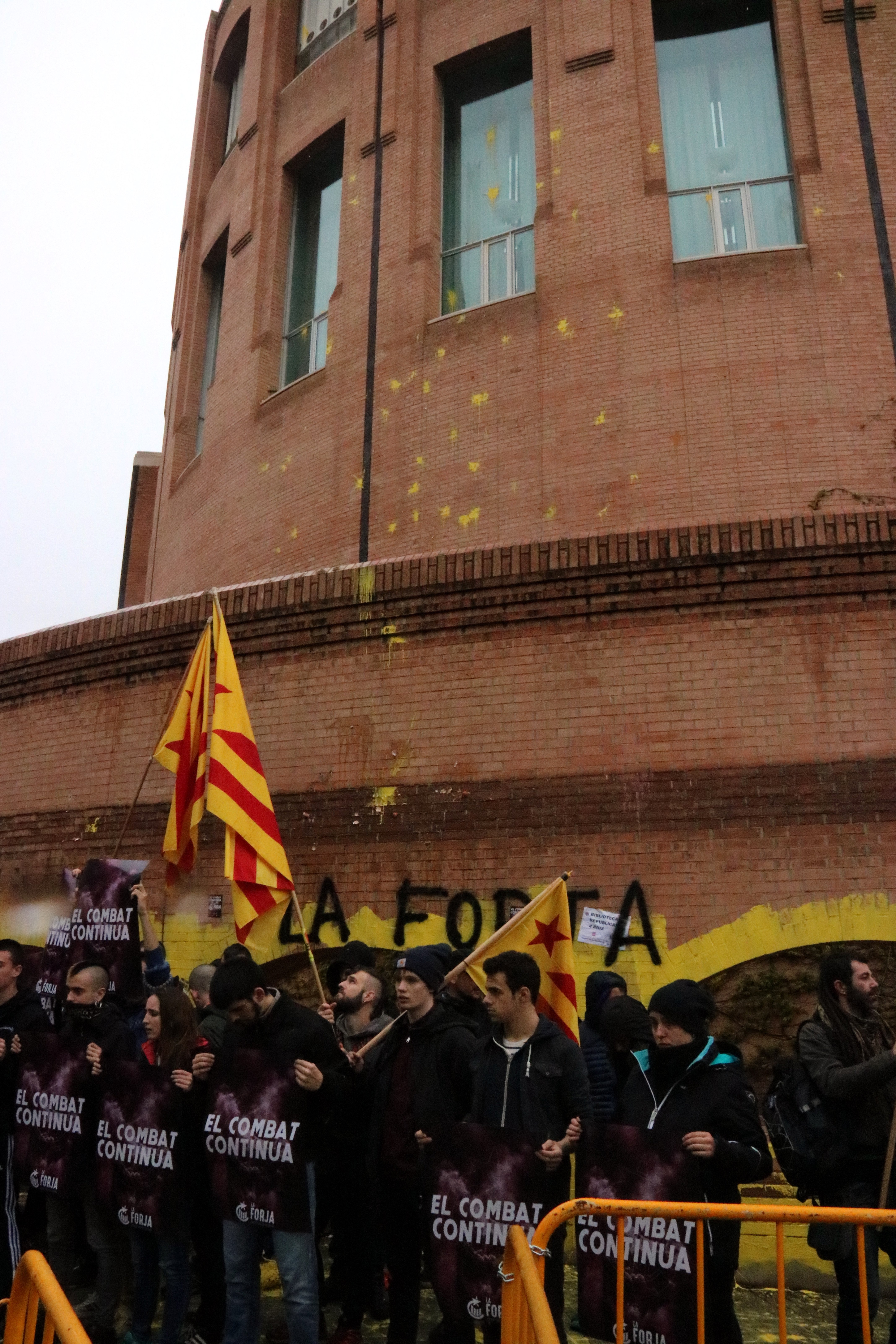 Hacen pintadas amarillas en la fachada de la subdelegación del Gobierno de Girona
