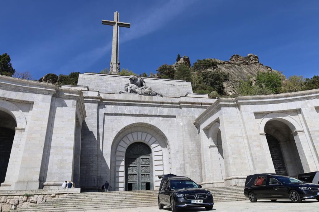 Memoria: Franco sale del Valle de los Caídos, mientras las víctimas continúan