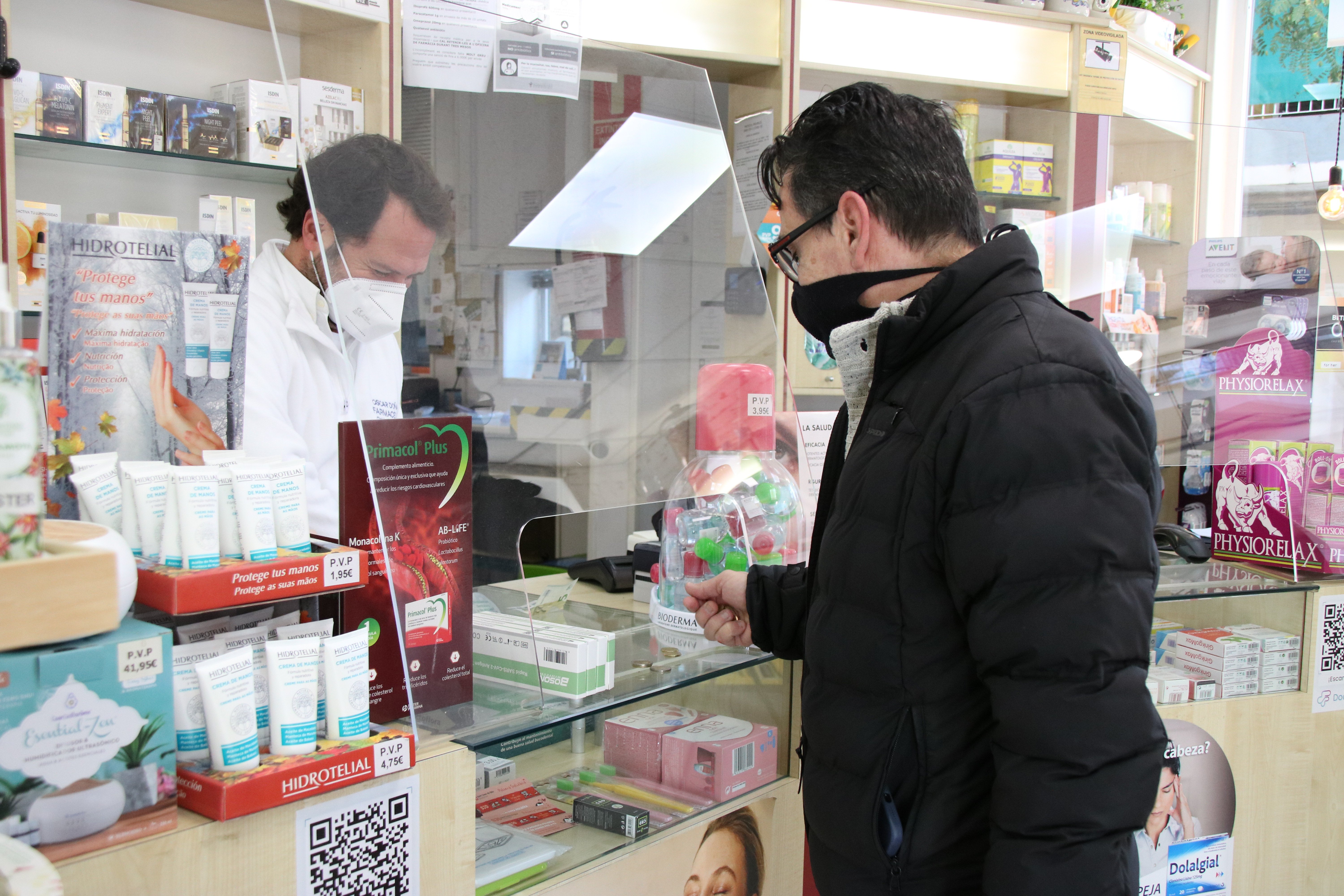 Salut demana retirar la mascareta als centres sanitaris, farmàcies i residències