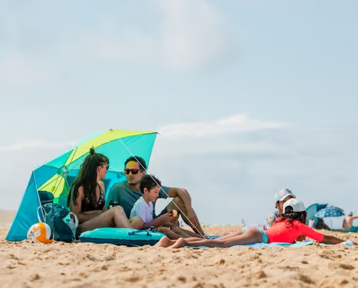 Decathlon jubila la sombrilla de toda la vida para ir a la playa