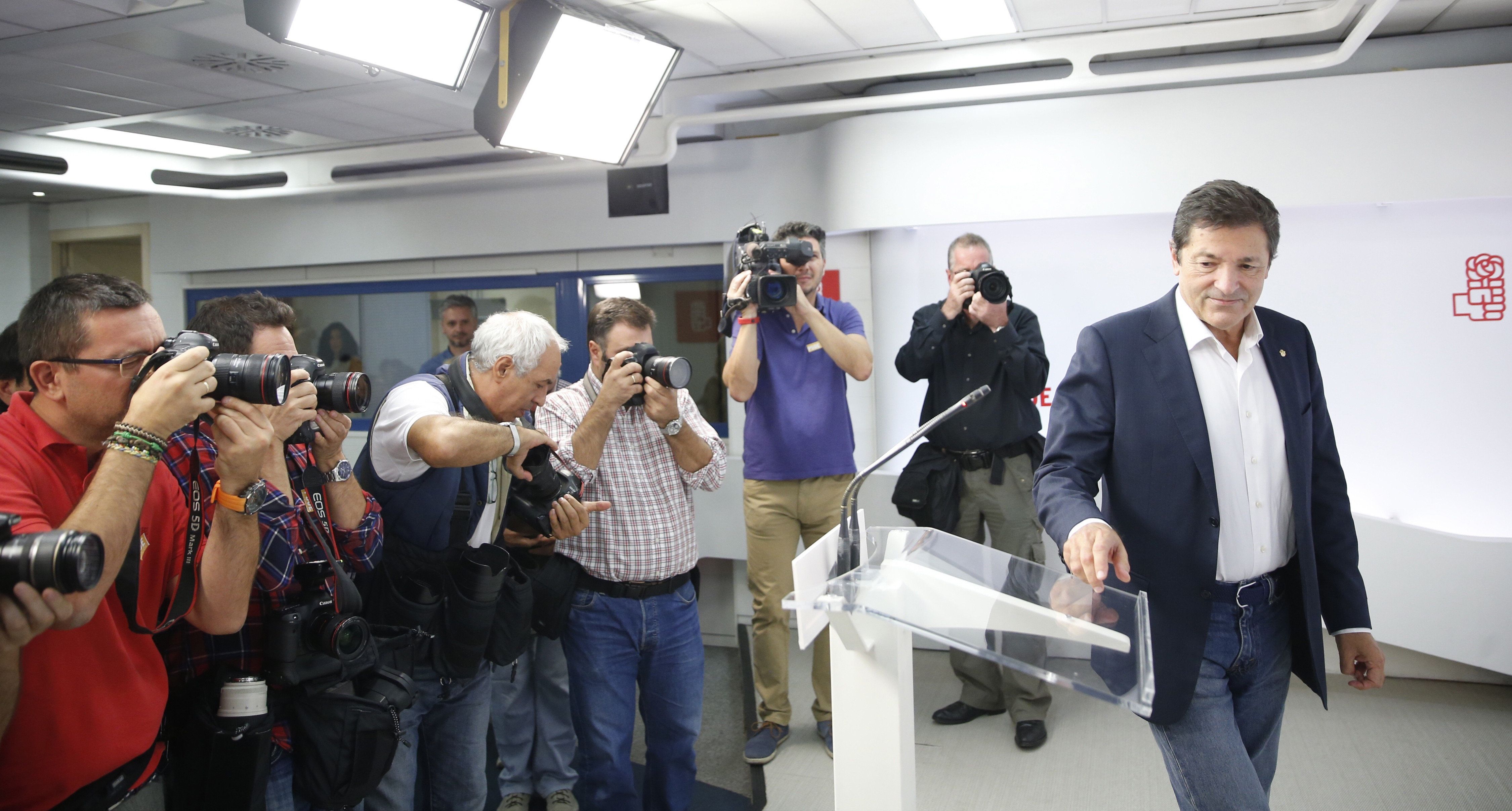 El presidente de la gestora: "Me preocupa la división en el PSOE"