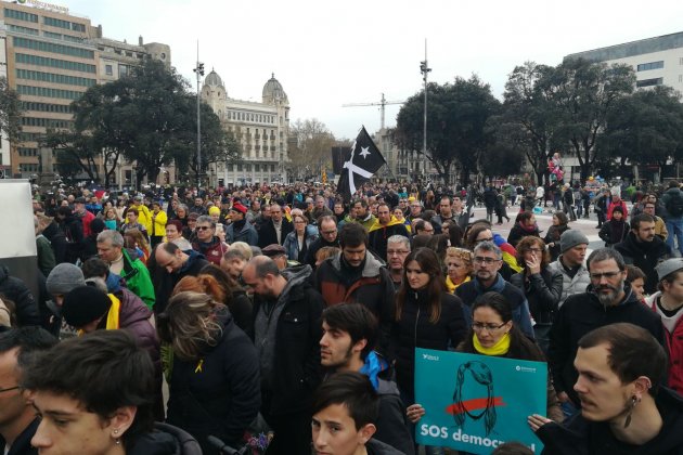 mani Puigdemont IEspinosa