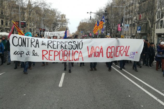 mani Puigdmeont cartell Espinosa