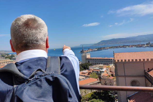 Desde la cúpula del Campanile, el puerto de Mesina y, en el fondo, la punta de la bota italiana. Desde la cúpula del Campanile, el puerto de Mesina y, en el fondo, la punta de la bota italiana.