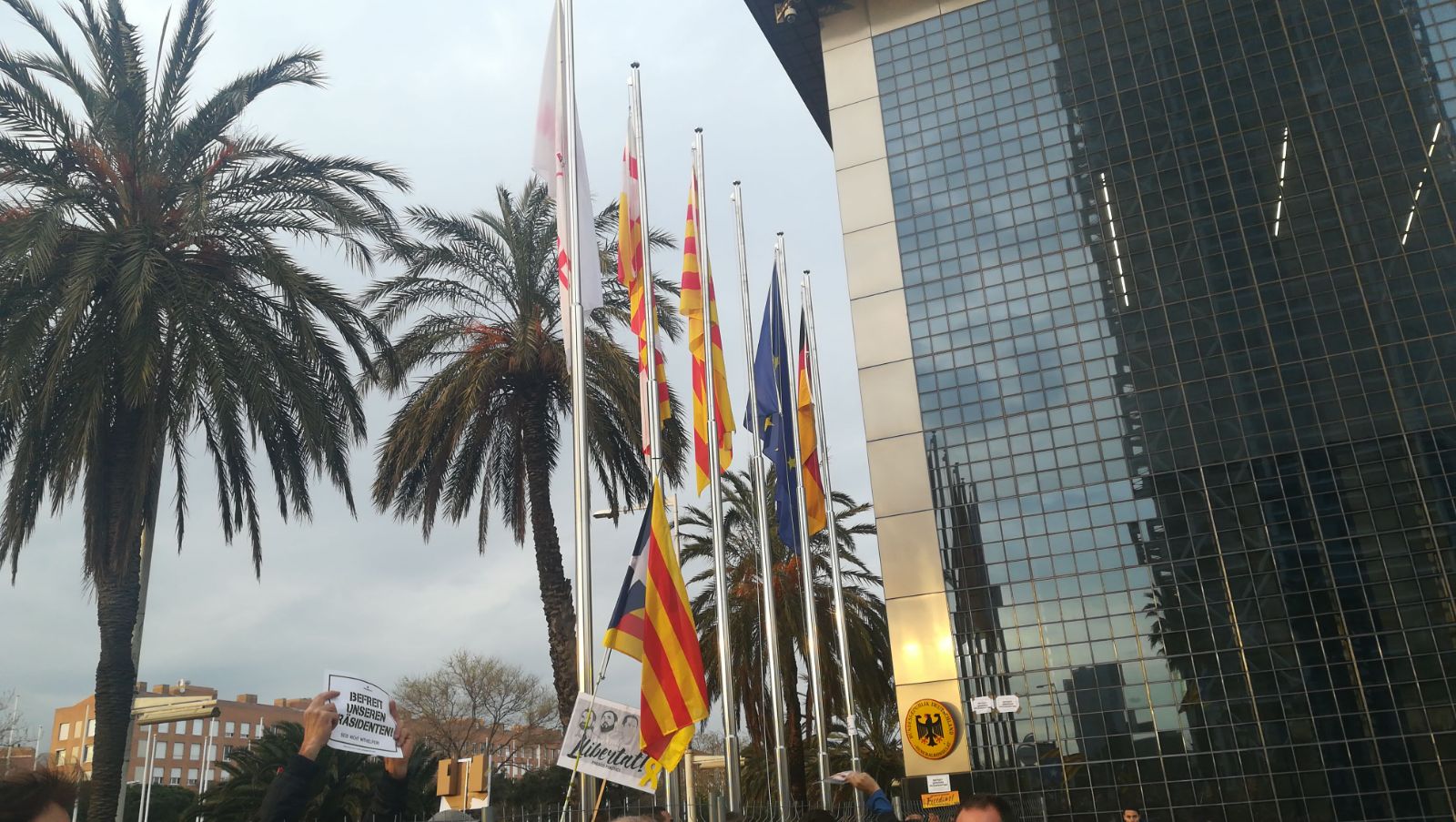 Vídeo: Los manifestantes cambian la bandera española por la estelada en el consulado alemán